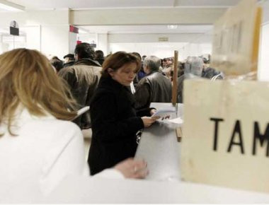 Έρχονται έλεγχοι και κατασχέσεις σε χιλιάδες οφειλέτες των ασφαλιστικών ταμείων - Ποιοι μπαίνουν στο στόχαστρο